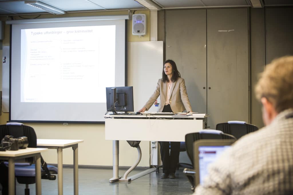 Live Kleveland holder foredrag på Politihøgskolen